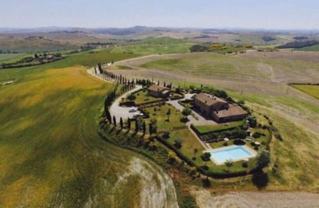 Alloro apartment in farmhouse with swimming pool in the Crete Senesi