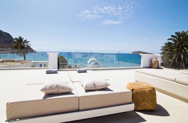 Almyra Luxury Bliss Suite Open Plannwith Sea View, Roof Top & Jacuzzi