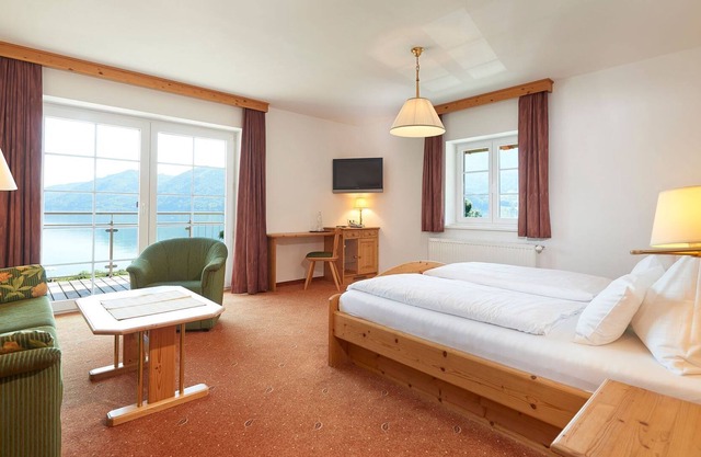 Alpine double room with balcony and lake view - Attersee 7 - Hotel STADLER am Attersee, your lakeside hotel in the