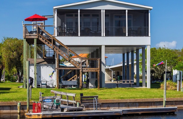 "Already Gone" in Shell Point . Boat Dock, Elevator, Pool Table, Pool
