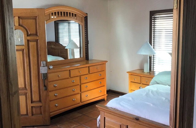 Amazing 2-bedroom, gated apt. w/parking. Fabulous view BBQ, Overlooks marina