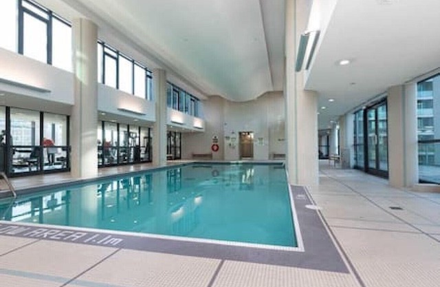 Amazing 2BR - Pool|Gym|Sauna|Hot Tub|Free Parking|CN Tower View