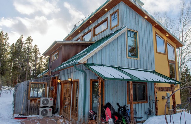 Amazing artistic home, hot tub, dreamy views! July 28-Aug 6th available now!