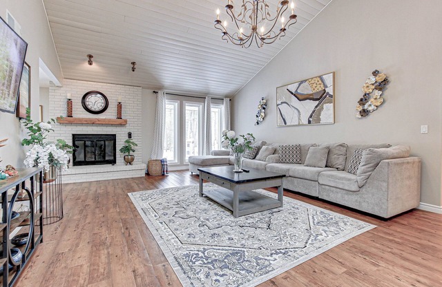 Amazing Cottage in Southcott Pines, Grand Bend, 5 minute walk to private beach.