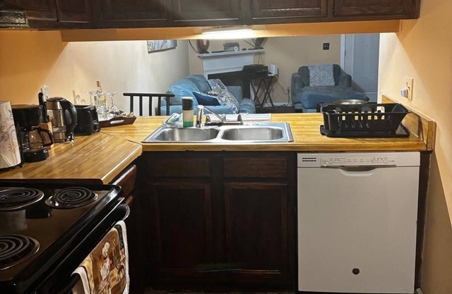 Amazing Cozy 2Br home In Lithonia/Stone Mountainn W/2 FULL bath Private Deck