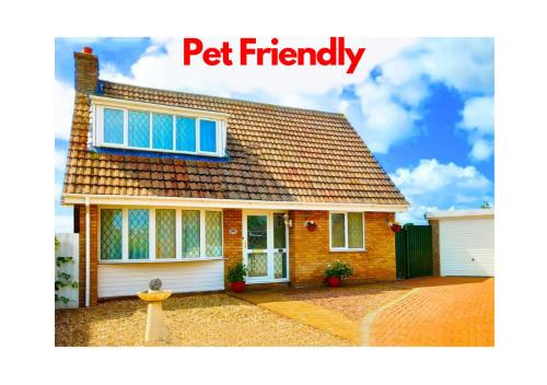 Amazing Family Cottage Just mins to Beach & Attractions, 3 bed, Sleeps 5, Large Garden, Off Road Private Parking, Fab Free WiFi & Pets are Welcome too! The Perfect Family holiday Getaway!
