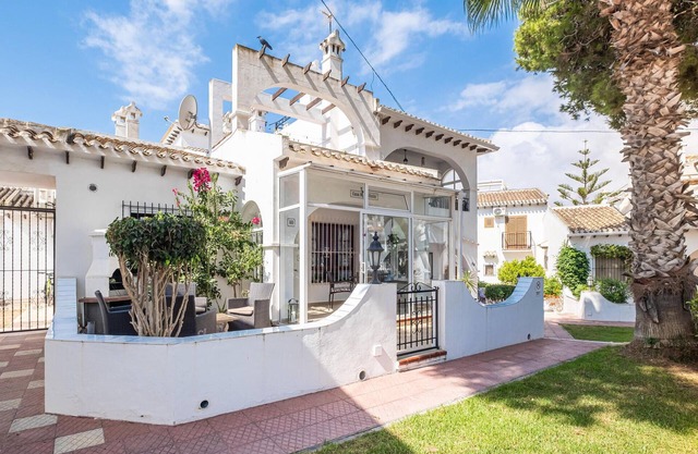 Amazing home in Torrevieja with kitchen