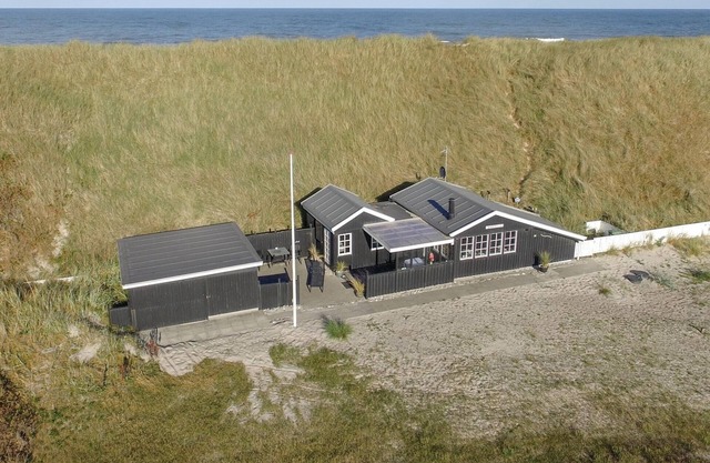 Amazing home in Ulfborg with kitchen