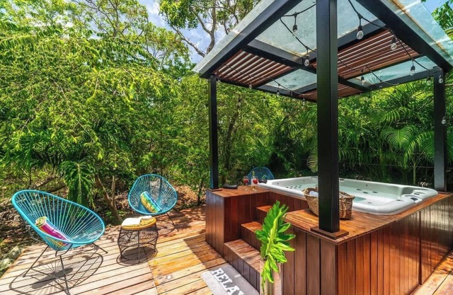 Amazing house with private jacuzzi and pool for 8!