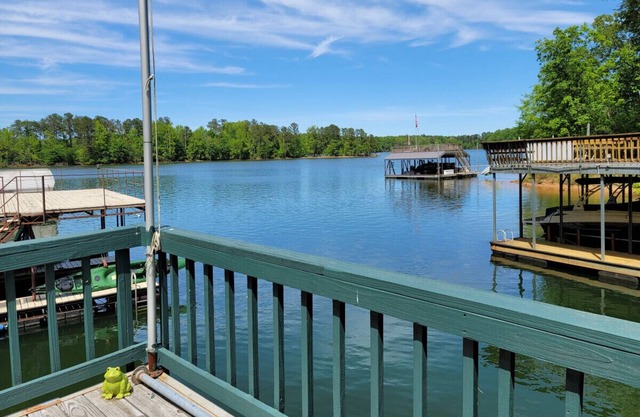 Amazing Lake Front Cottage with Dock and Firepit