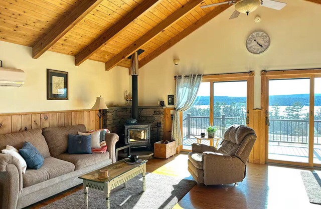 Amazing Lake View~Wood Stove~Deck~Outdoor Shower