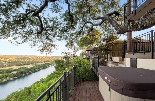 Amazing Lakefront home with breathtaking views of Lake Austin and Lake Travis