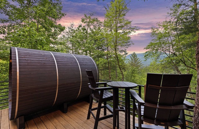 Amazing Luxe Treehouse! New Sauna! Kid's utopia! Paradise!