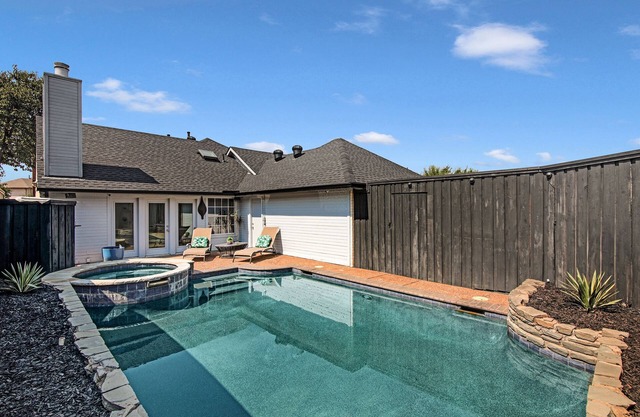 Amazing Modern N Dallas Retreat, Superb location, Pet friendly, Salt water pool