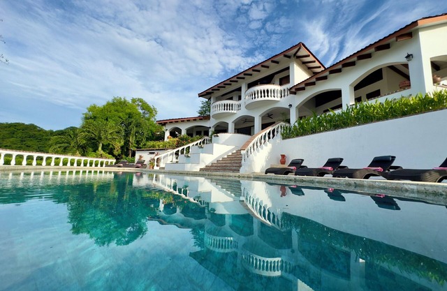Amazing Ocean-View 4-BR Villa/Casa Linda/5 minutes walk to the beach!
