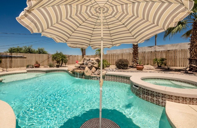 Amazing pool, jacuzzi & waterfall.resort-like backyard!