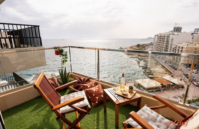 Amazing Seafront Duplex Apartment Sliema