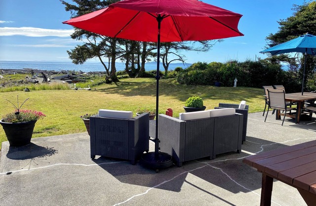 Amazing Sunsets, Westside Beachfront, Resident Eagles & Fire Pit for S’mores!