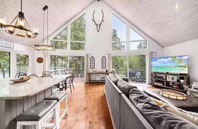 Amazing view, deep water cove, huge firepit… 2 SUPs and 2 kayaks included