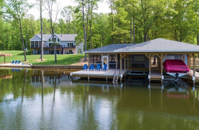 Amazing views! 500 ft waterfront - Awesome Boathouse & Private Beach -7 bedrooms