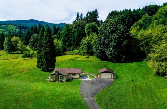 Amazing Views on Acreage, Pet Friendly, Near Stream, 10 Min to Lake Merwin, Great Base For St Helens