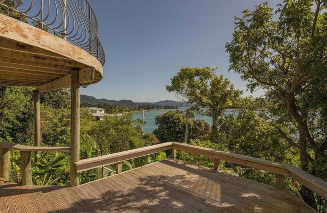 Amazing Water Views from the Harbour Masters Cottage! 2 mins walk to the beach
