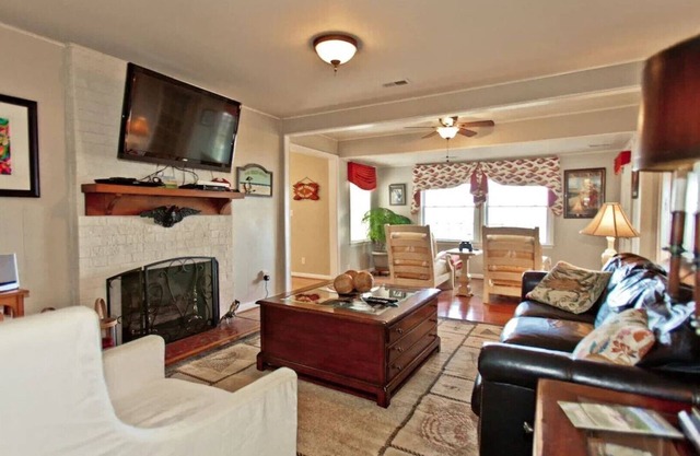 Amazing Waterfront Getawaylong Term Renters are Welcome!