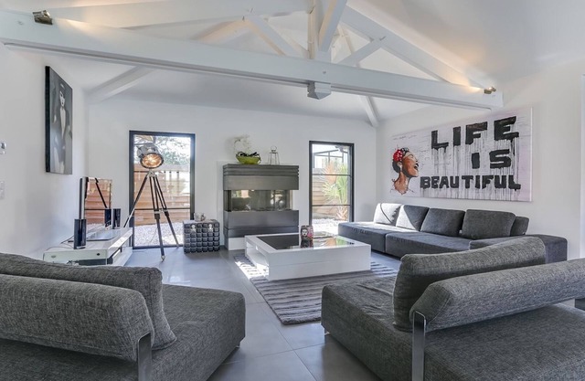 AMBIANCE VILLA, CALIFORNIAN STYLE, Contemporary. Heated swimming pool