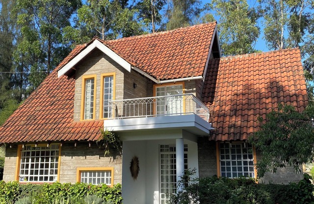 Amora Villa, Cozy home with a beautiful lush garden, swimming pool, fitness gym.
