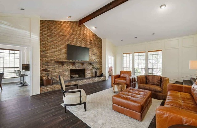 Ample Home next to DFW, AT&T, w/hottub and game r.