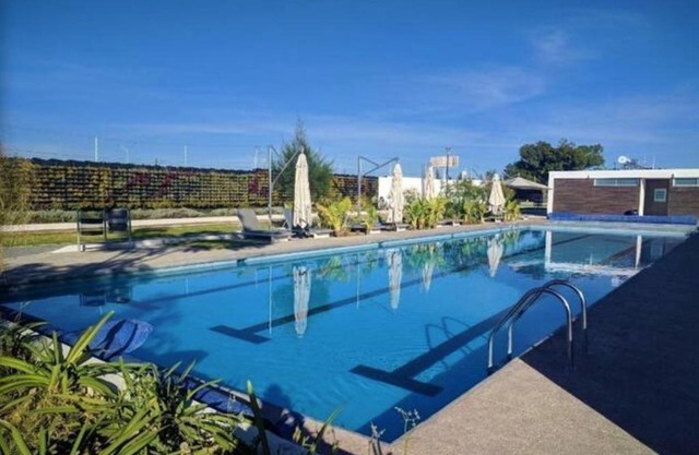 Amplia Casa Moderna c/Piscina y Lindos Jardines