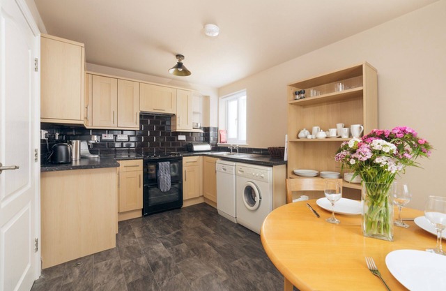 An apartment that sleeps 3 guests in 2 bedrooms