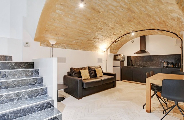 An Atypical 1-BR in Place Vendôme/Tuileries