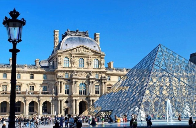 AN AUTHENTIC PARISIAN RETREAT NEXT TO LOUVRE ,TUILERIES GARDENS & PALAIS ROYAL