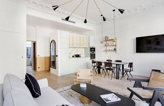 An Elegant & Luminous 2-BR in Opéra