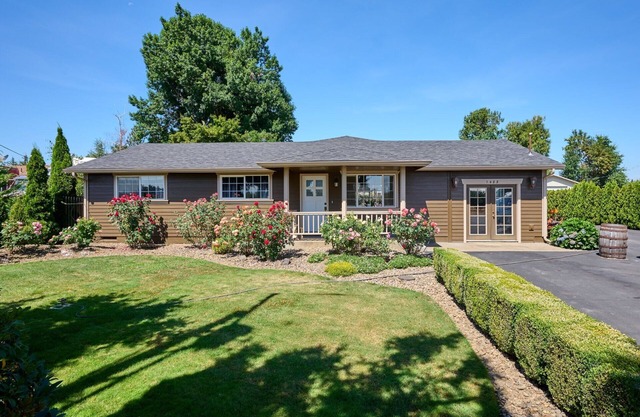 An Entertainment Oasis! Off the I5,Woodburn Outlet Mall & minutes from Safeway.