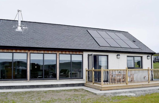 AN LOCHAN, pet friendly, with hot tub in Leverburgh