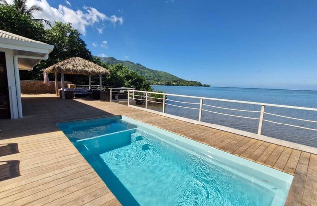 An unusual haven of peace overlooking the turquoise lagoon of Haapiti in Moorea