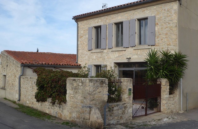 Ancienne Bâtisse en Pierre Dans la Tradition des Maisons Vigneronnes