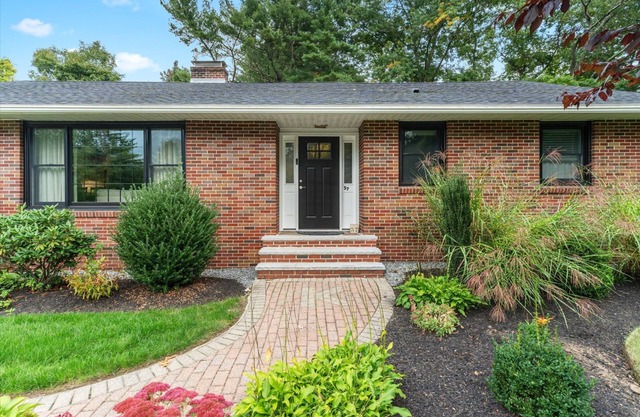 Andover in-town, 3-bedroom furnished home, single level living & 2-car garage