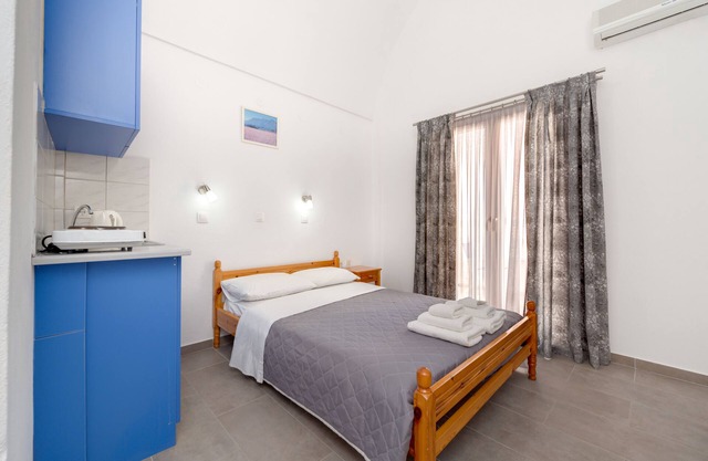 ANDREAS STUDIO PERISSA in SANTORINI