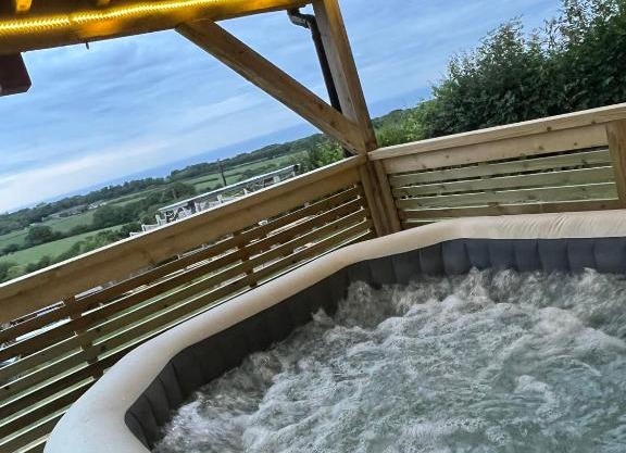 Angies Den - quirky cabin with hot tub & views
