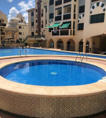 Apartamento con piscinas