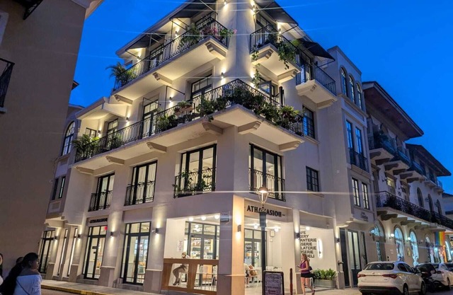 Aparthotel with 9 units - 5 studios 3 apartments with 2 bdr and 1 penthouse of 1 bdr SUPERB LOCATION