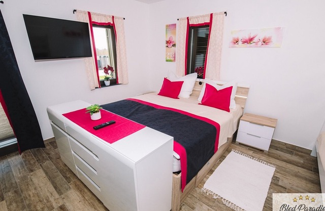 Apartma 1 (pogled na grad)