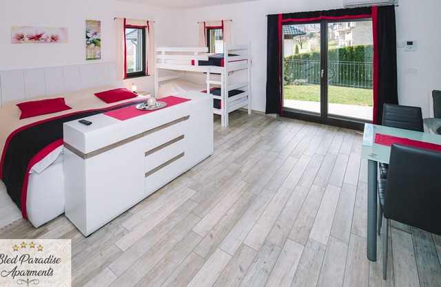 Apartma 2 (pogled na Triglav)