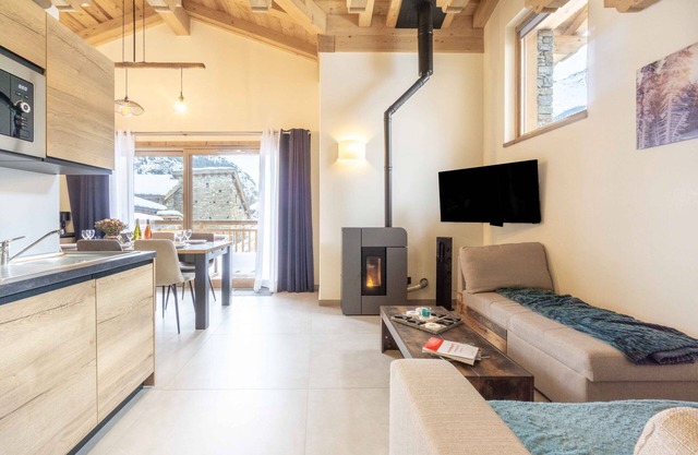 Apartment 'Chalet La Parrachée' with Balcony, Wi-Fi and Air Conditioning