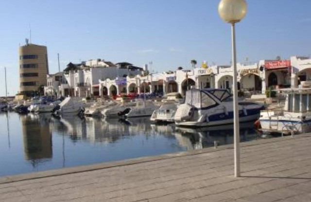 Apartment 150 meters from the beach. Ideal families, with garden and pool