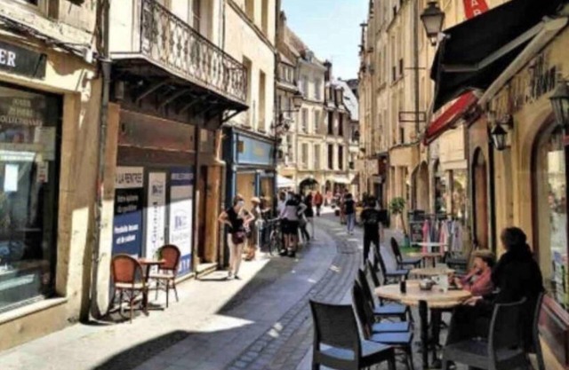 Apartment 80 m², 2 bedrooms, Caen center, private parking, balcony, elevator,