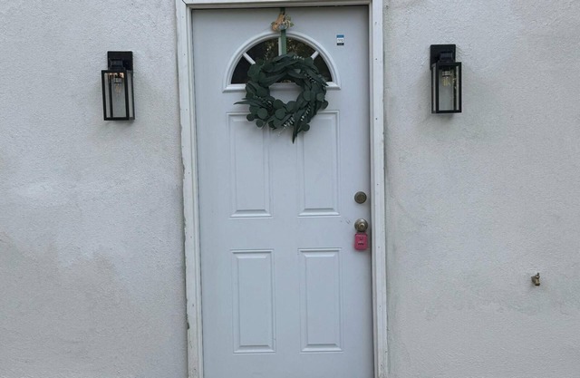 Apartment B - Next to Hiking Trail - Back Entrance